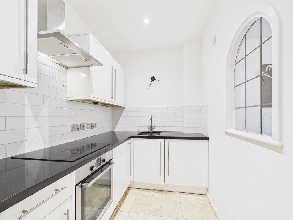 Flat Grange Road in Greater London
