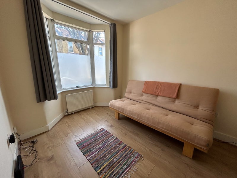 Room Glenavon Road in Greater London