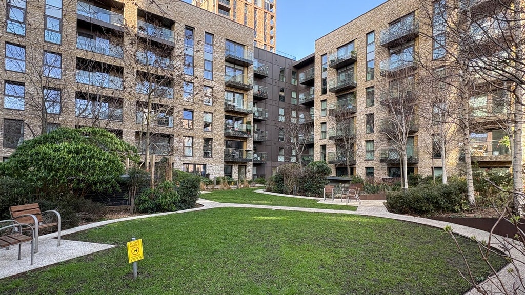 Flat Naomi Street in Greater London