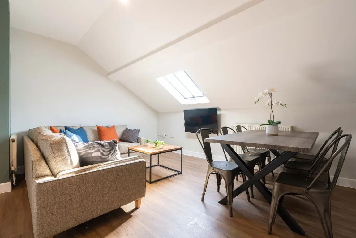Flat Jesmond Road in Newcastle upon Tyne