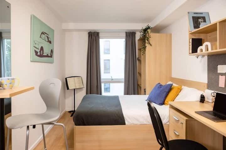 Flat Goldhawk Road in Greater London