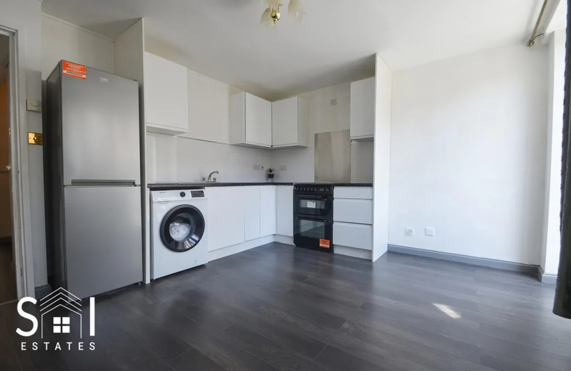 Flat Sandy Drive in Greater London