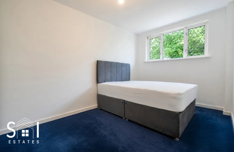 Flat Sandy Drive in Greater London
