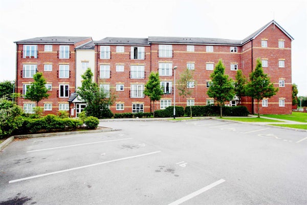 Flat Larch Gardens in Manchester