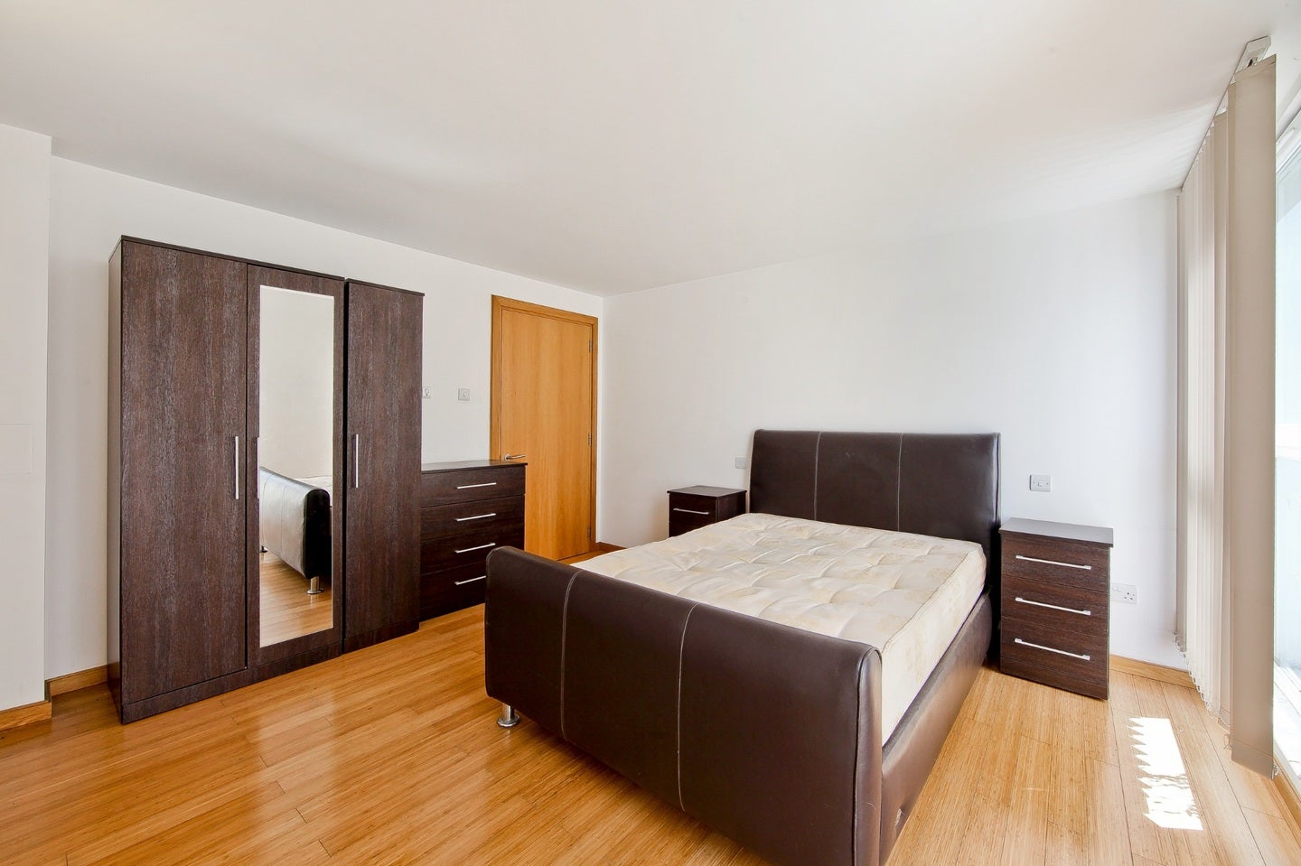 Flat Westferry Road in Greater London