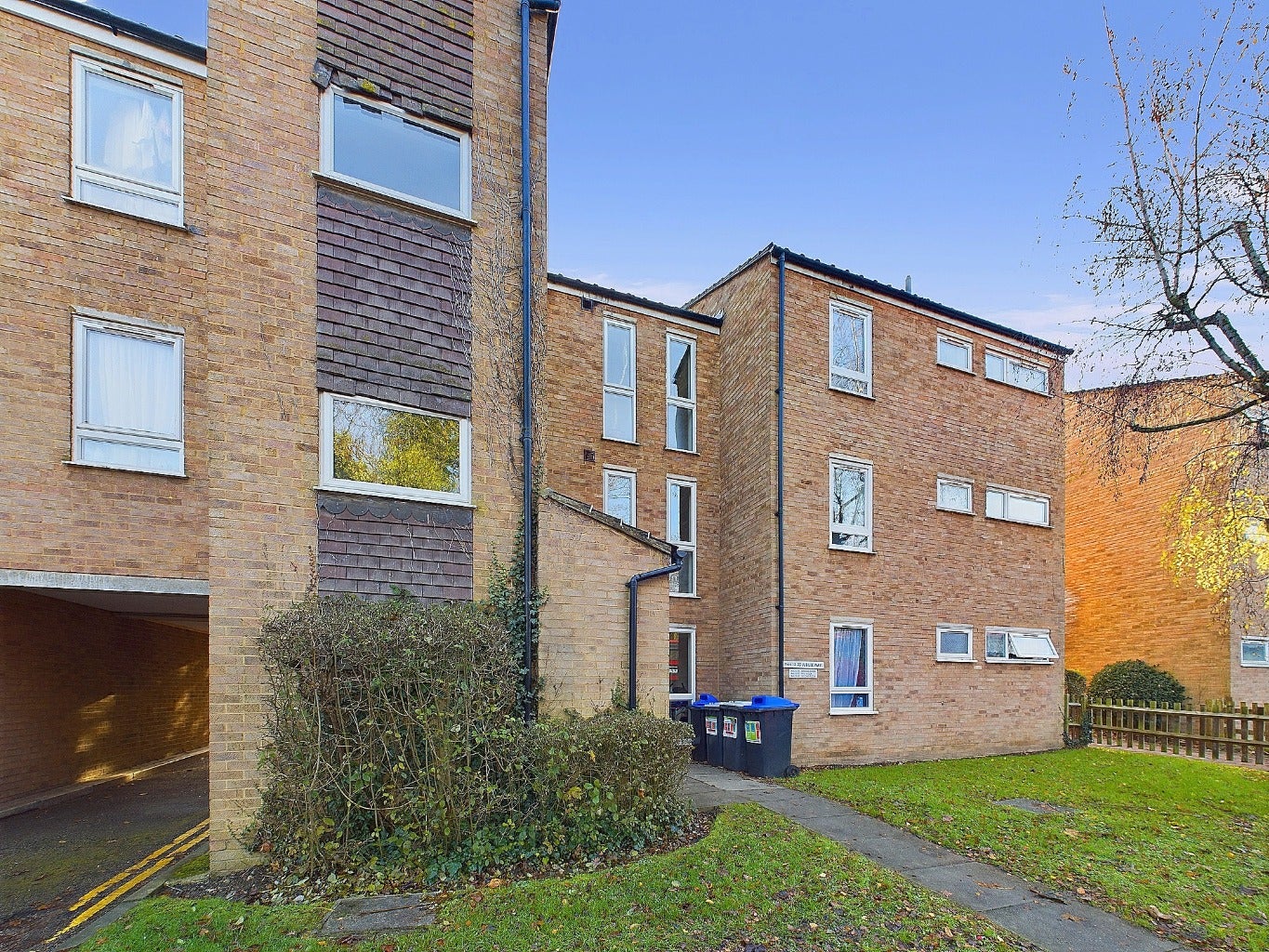 Flat Jubilee Way in London