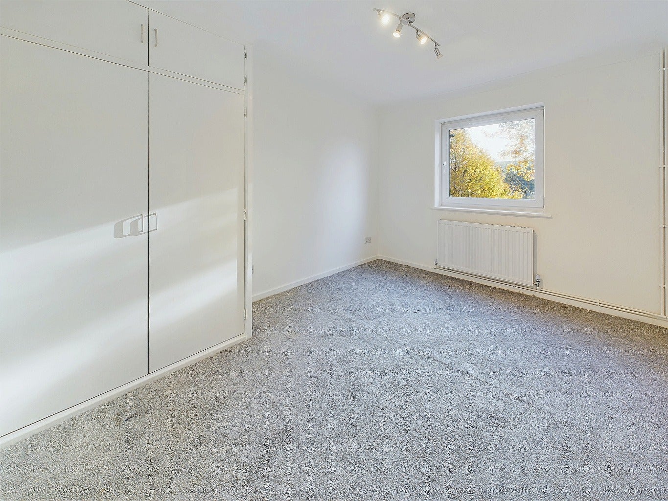 Flat Jubilee Way in London