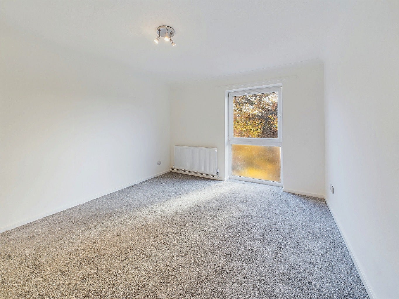 Flat Jubilee Way in London