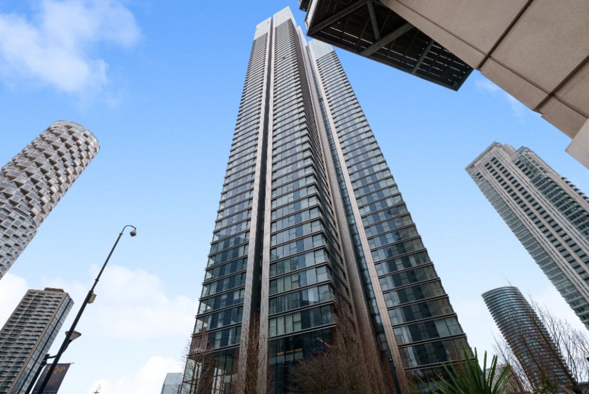 Flat South Quay Plaza in London