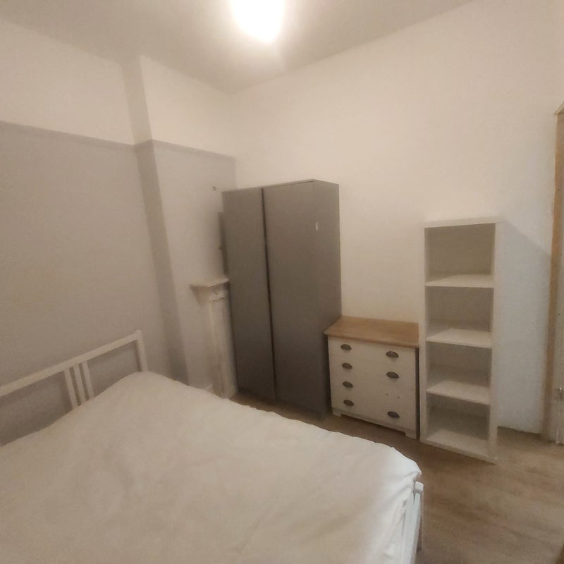 Room Harvey Road in Greater London