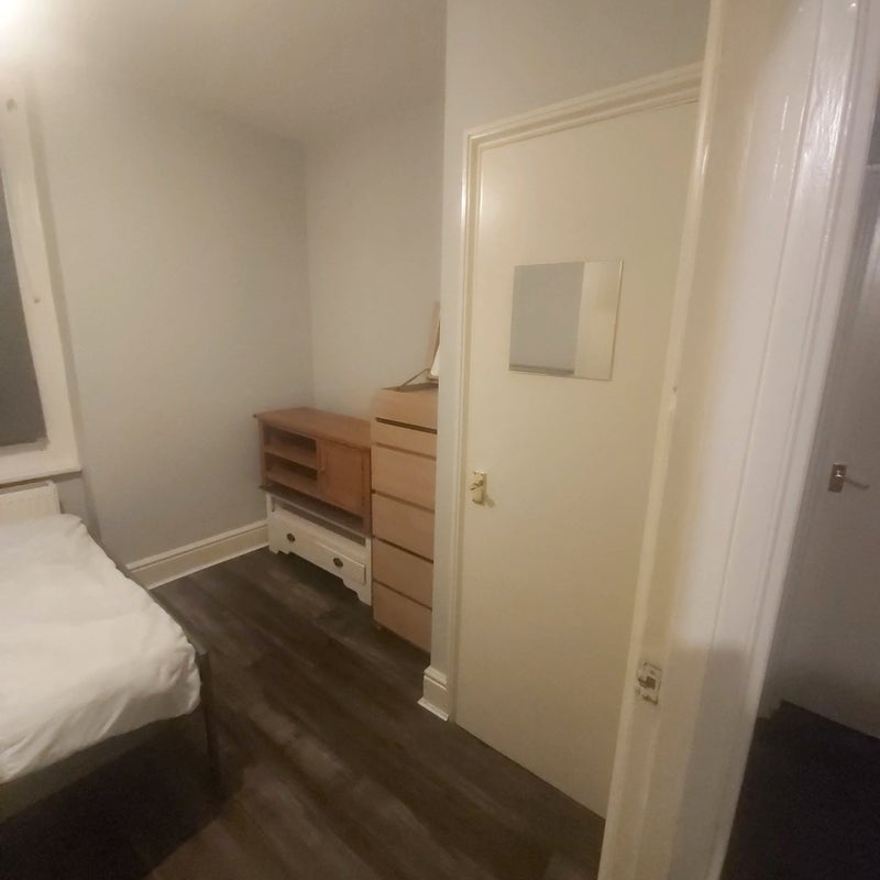 Room Harvey Road in Greater London