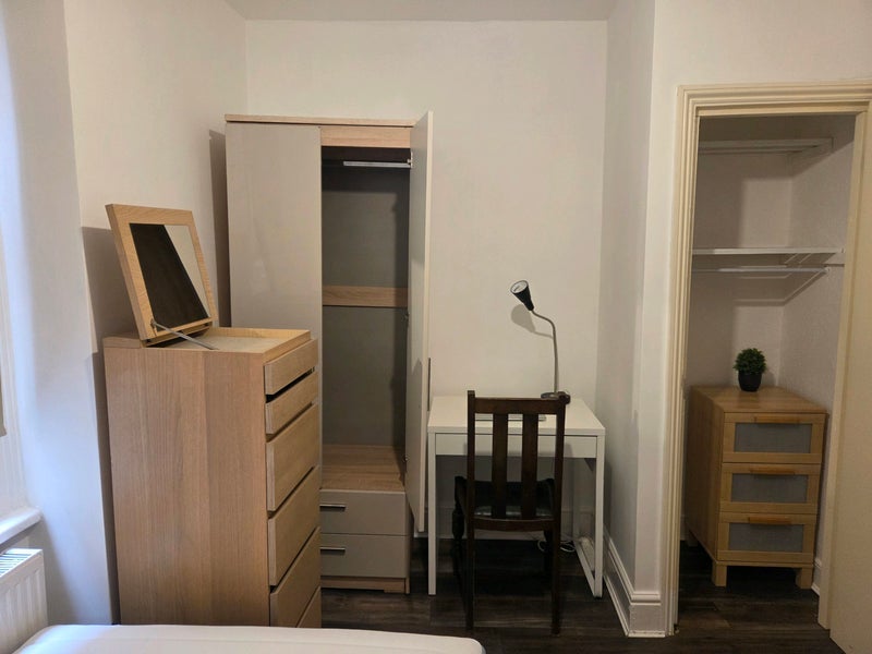 Room Harvey Road in Greater London