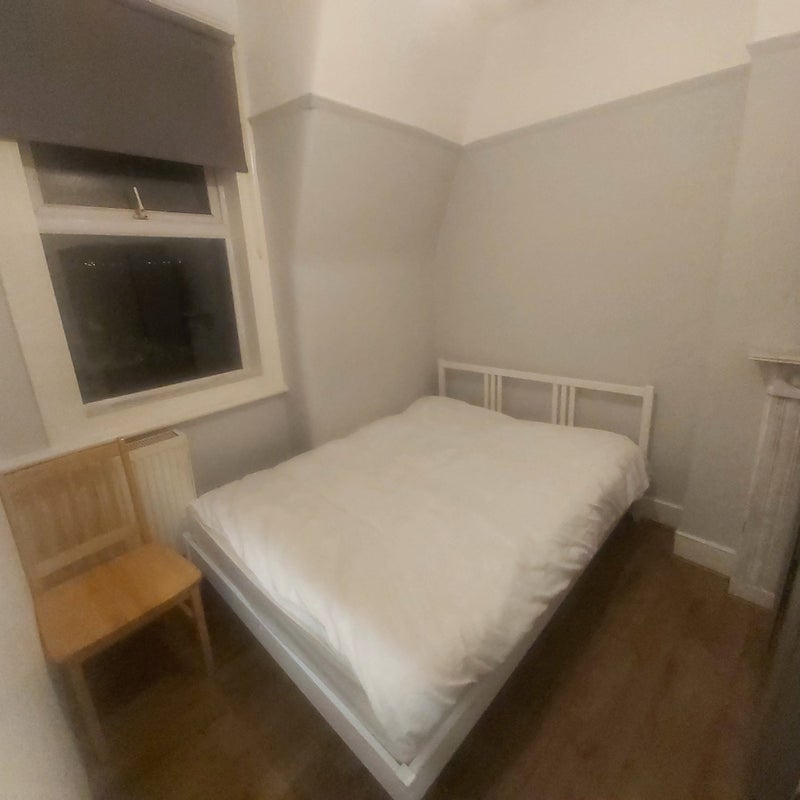 Room Harvey Road in Greater London