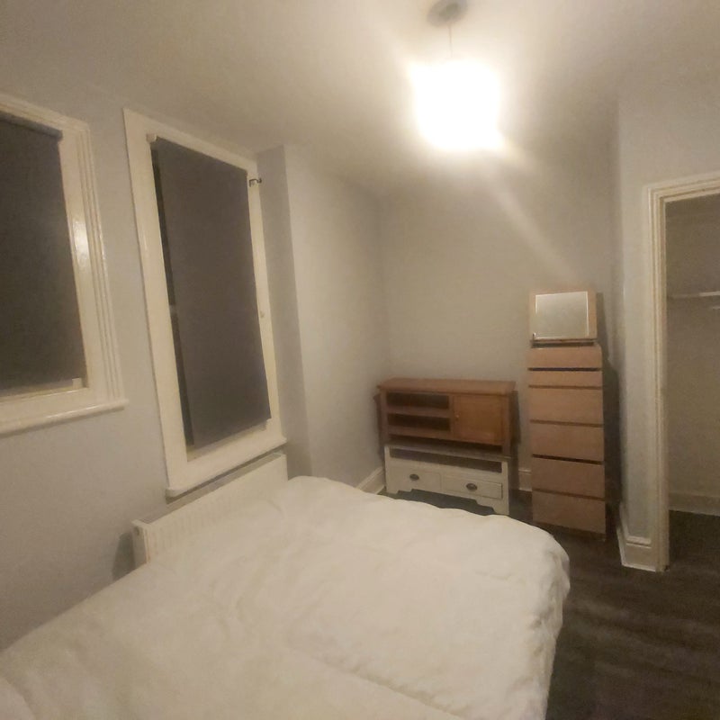 Room Harvey Road in Greater London