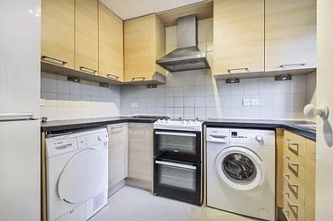Flat Crowthorne Close in Greater London