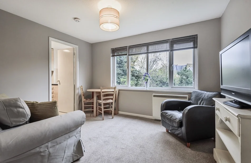Flat Crowthorne Close in Greater London