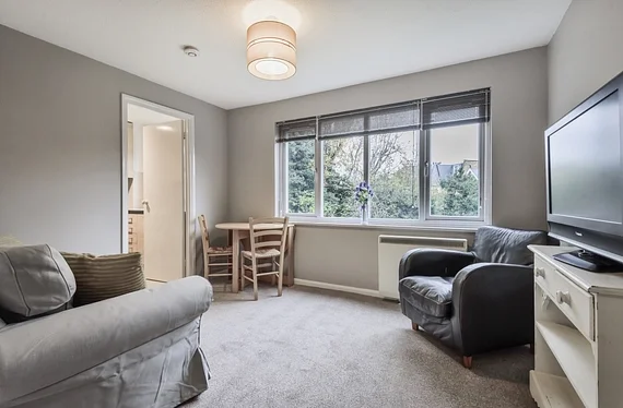 Flat Crowthorne Close in Greater London
