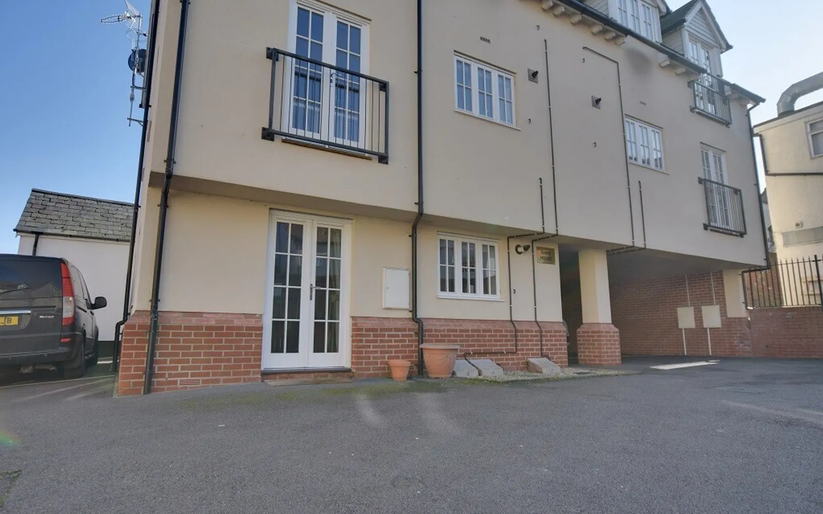 Flat Weavers Close in Uttlesford