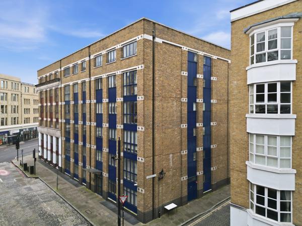 Flat Folgate Street in Greater London