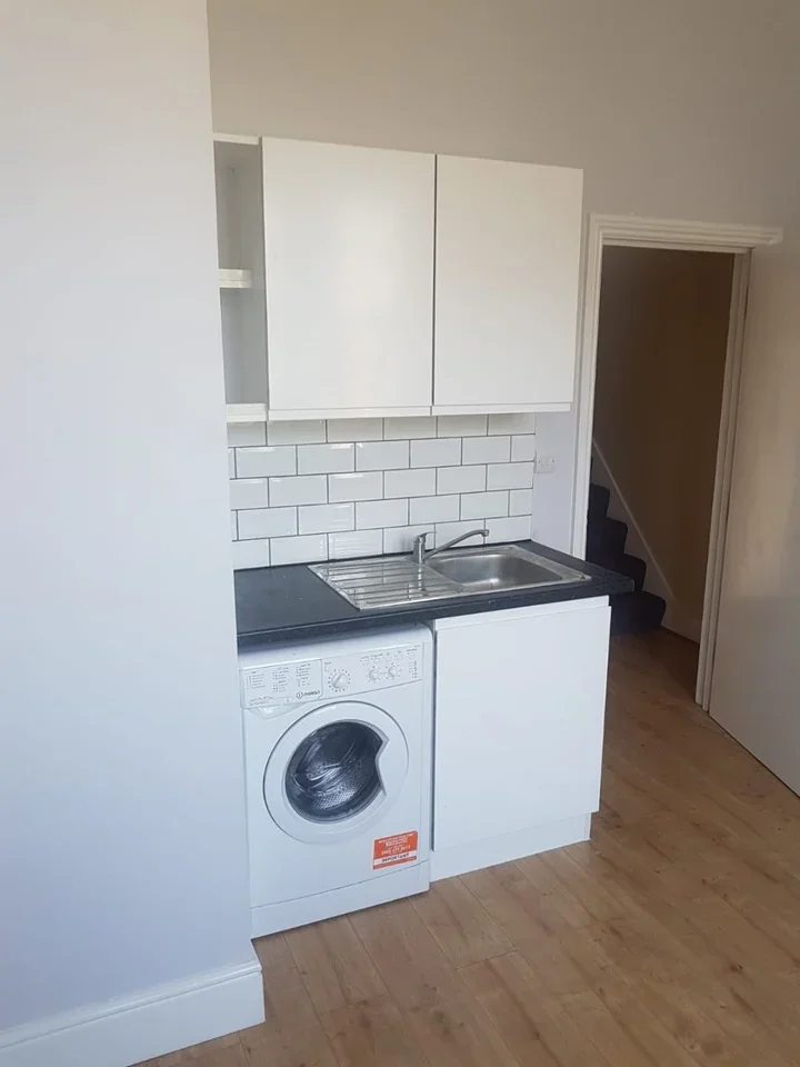 Flat Algernon Road in Greater London
