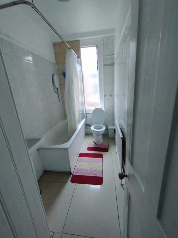 Room Finchley Road in Greater London