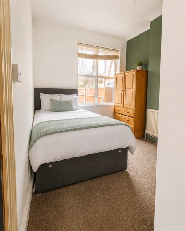 Room Rotton Park Road in Birmingham