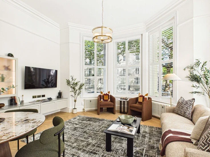 Flat Holland Park Gardens in Greater London