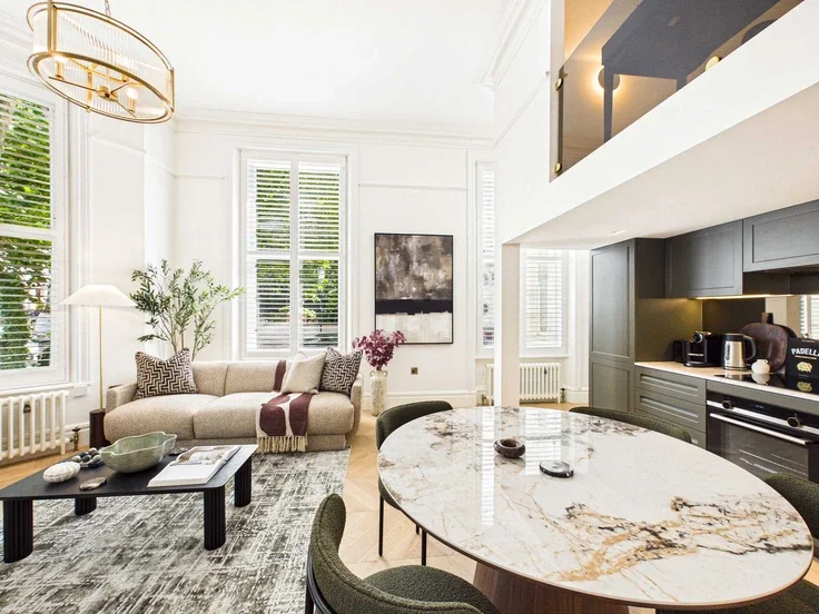 Flat Holland Park Gardens in Greater London