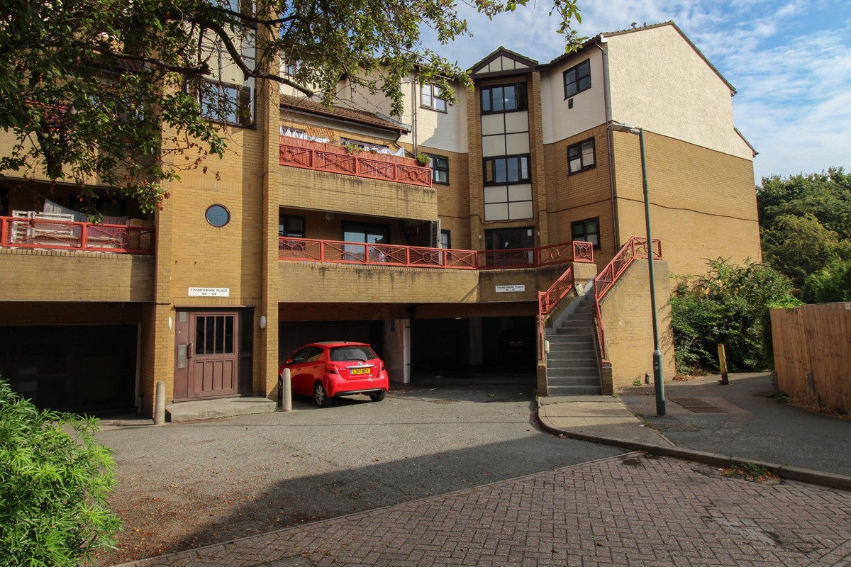 Flat Thamesbank Place in Greater London
