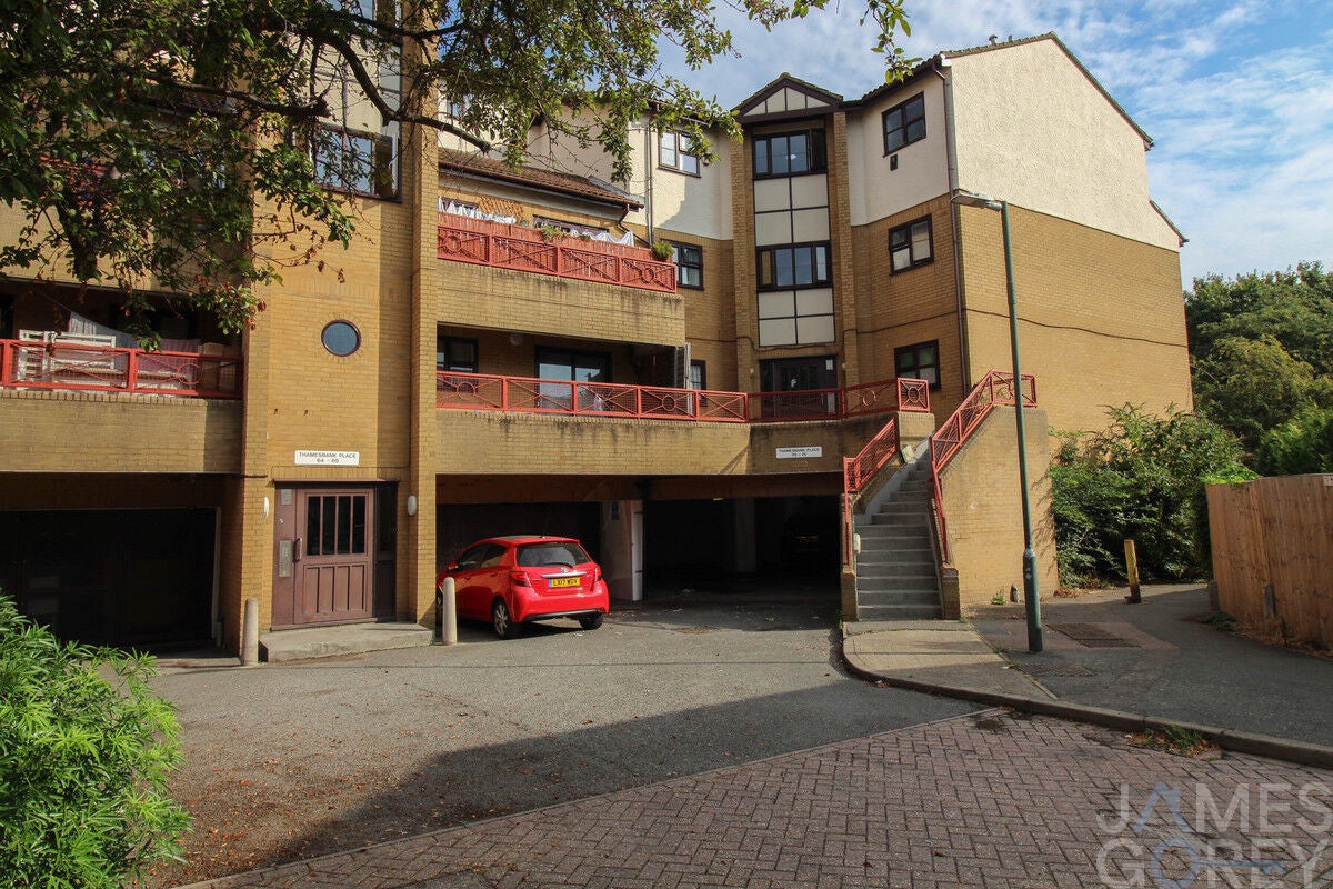 Flat Thamesbank Place in Greater London