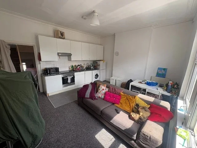 Flat Whittington Road in Greater London