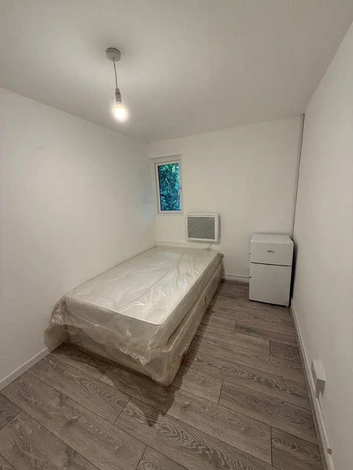 Room Dolman Close in Greater London