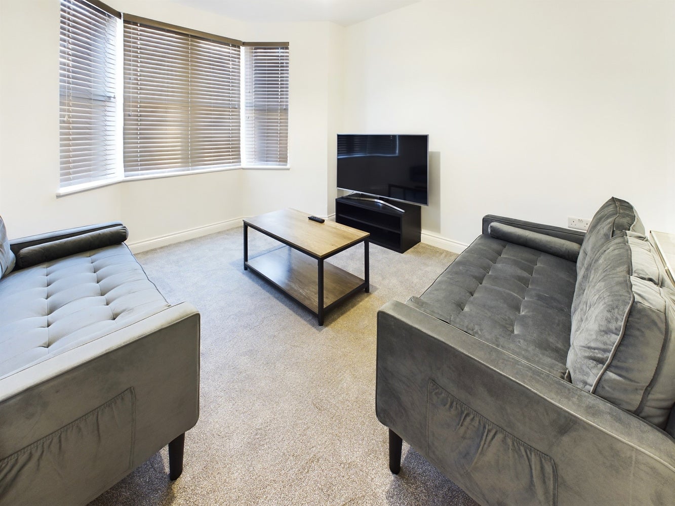Flat Cooksley Road in Bristol
