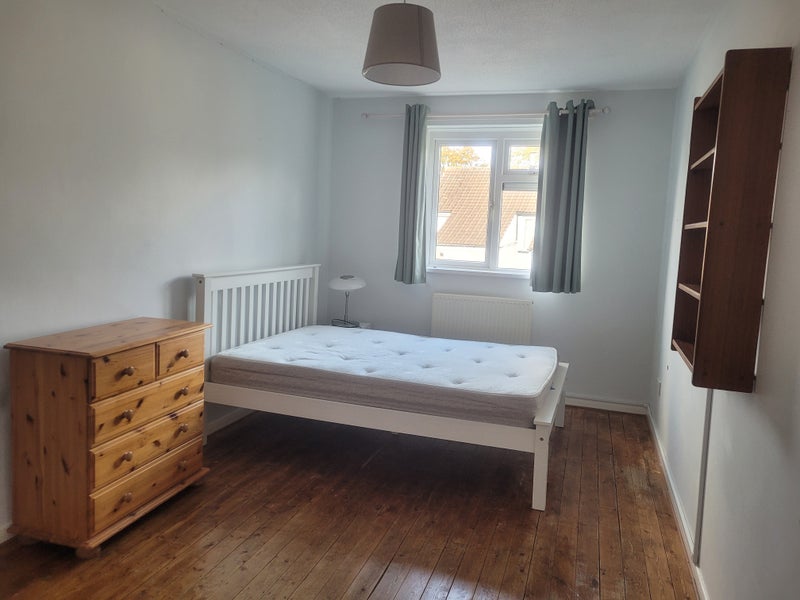 Room Cross Place in Cardiff