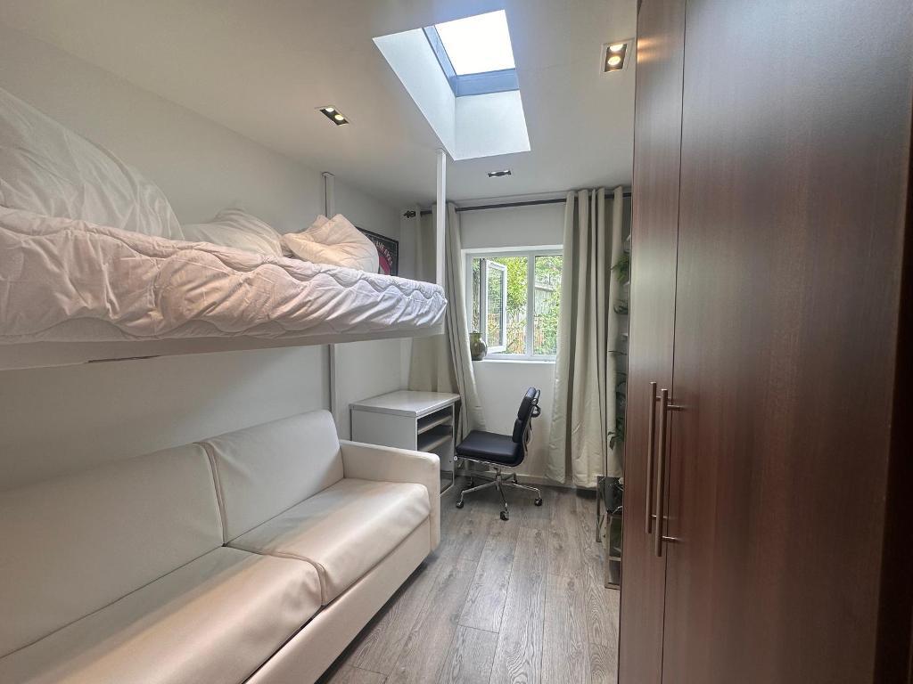 Room Long Drive in Greater London