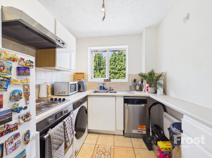 Flat Littlebrook Avenue in Slough