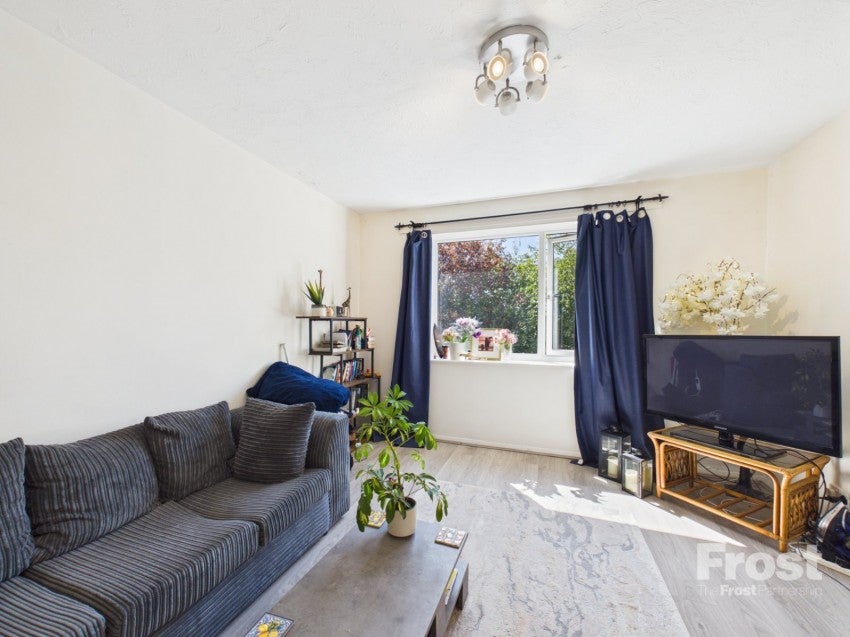 Flat Littlebrook Avenue in Slough