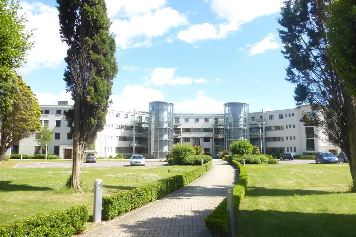 Flat Hayes Road in Barry