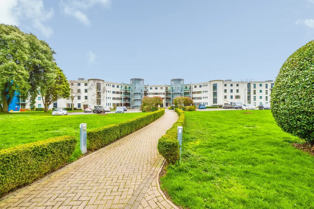 Flat Hayes Road in Barry