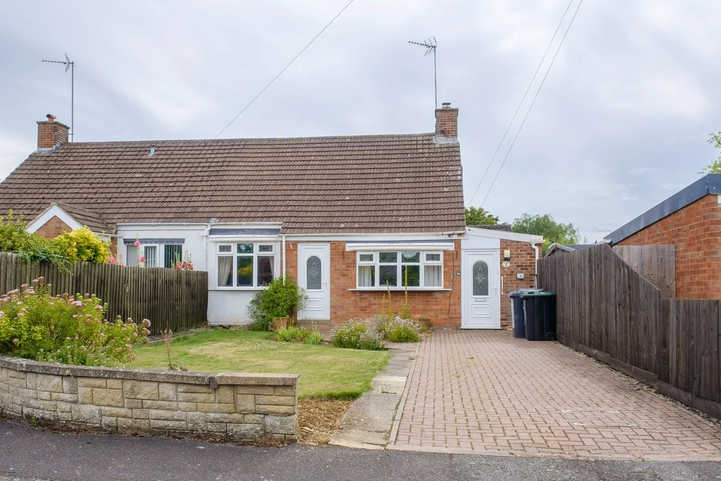 House Ryehill Close in Isham
