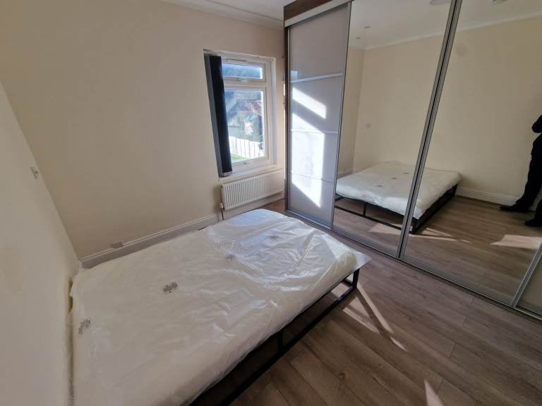 Room Ashburnham Road in Luton