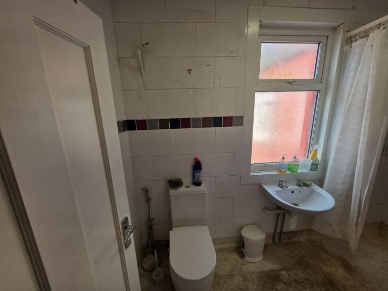 Room Ashburnham Road in Luton