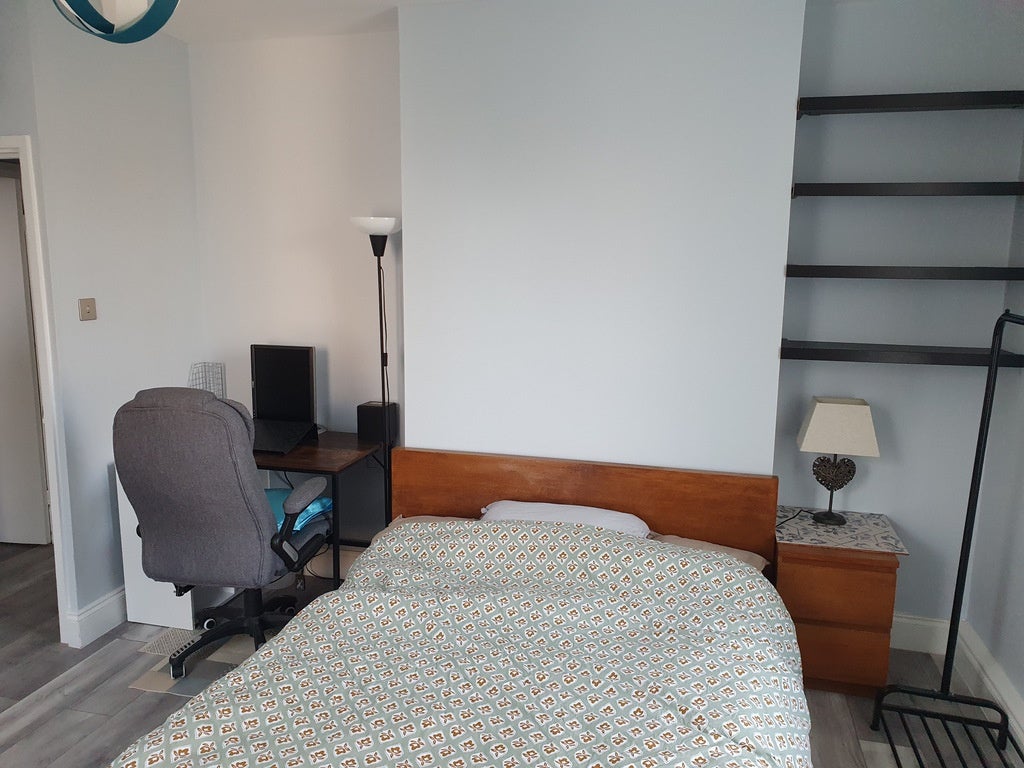 Room Goldsmith Road in Greater London