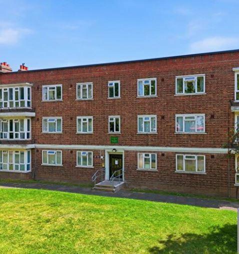 Flat Longbridge Road in Greater London