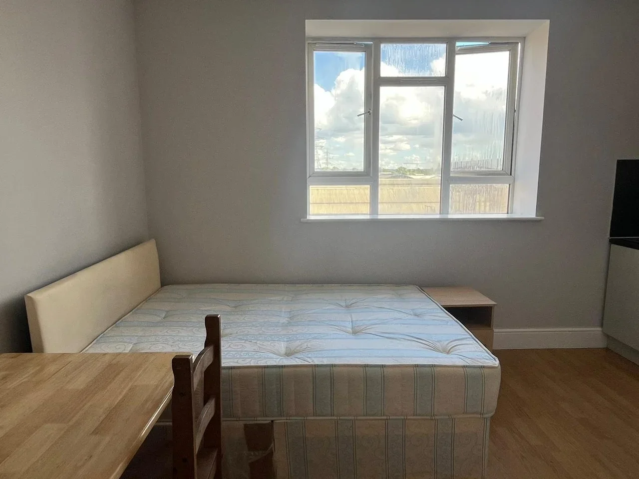 Flat Willow Lane in Greater London