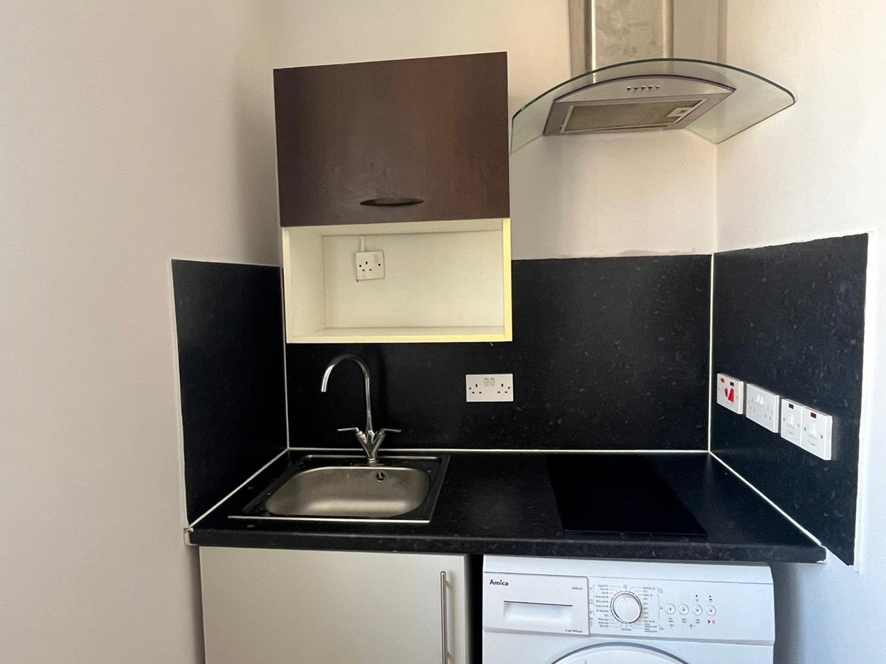 Flat Willow Lane in Greater London