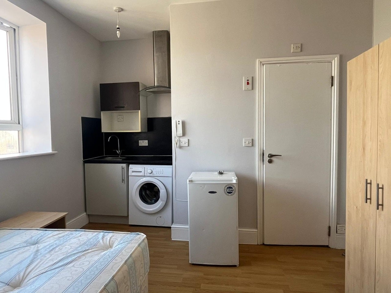 Flat Willow Lane in Greater London