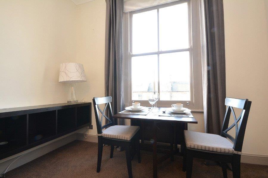 Flat Queenstown Road in Greater London