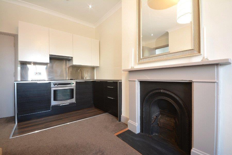 Flat Queenstown Road in Greater London