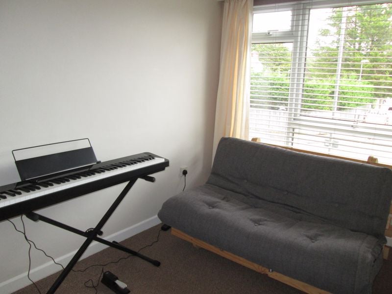 Flat Oakleigh Way in Highcliffe-on-Sea